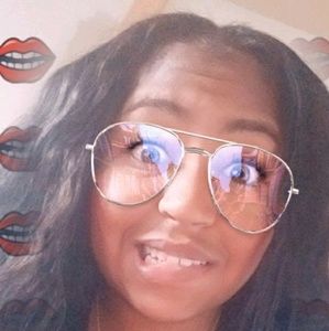 Meet your Posher, Desiree